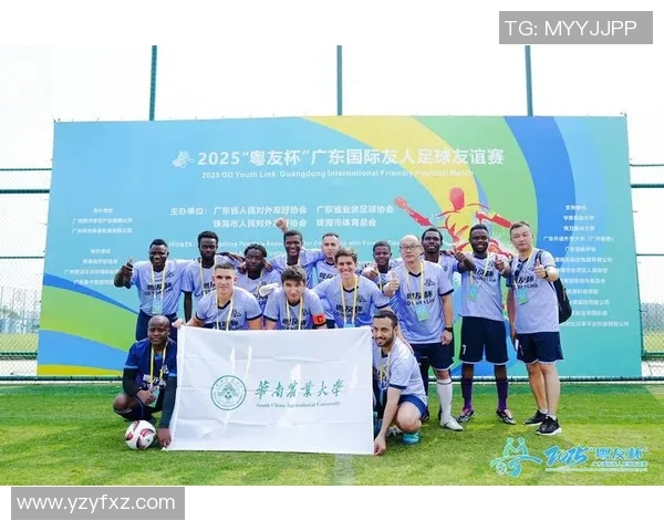 绿帽子足球明星的传奇人生与场上风采揭秘 绿帽子足球明星的传奇人生与场上风采揭秘